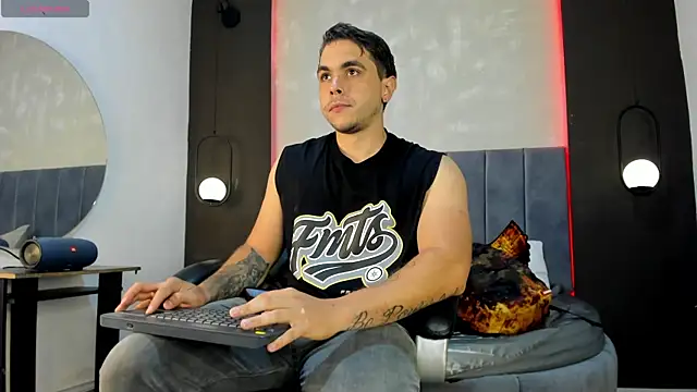 Snapshot of Liam_walk_ chatting on October 7, 2025, 7:04 pm Liam walk online show from October 7, 2025, 7:04 pm