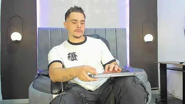 Snapshot of Liam_walk_ chatting on November 20, 2025, 9:47 pm Liam walk online show from November 20, 2025, 9:47 pm