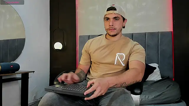 Snapshot of Liam_walk_ chatting on October 2, 2025, 8:12 pm Liam walk online show from October 2, 2025, 8:12 pm