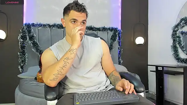 Snapshot of Liam_walk_ chatting on November 21, 2025, 10:31 pm Liam walk online show from November 21, 2025, 10:31 pm