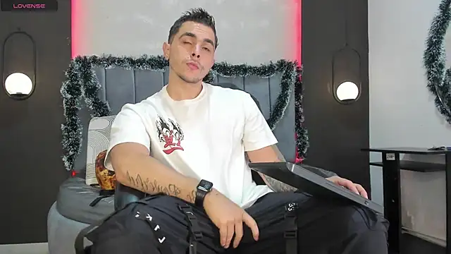 Snapshot of Liam_walk_ chatting on November 28, 2025, 10:10 pm Liam walk online show from November 28, 2025, 10:10 pm