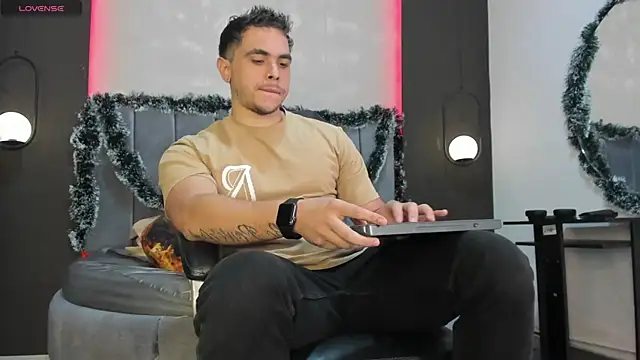 Snapshot of Liam_walk_ chatting on November 29, 2025, 8:09 pm Liam walk online show from November 29, 2025, 8:09 pm