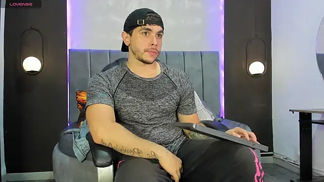 Snapshot of Liam_walk_ chatting on November 12, 2025, 7:51 pm Liam walk online show from November 12, 2025, 7:51 pm