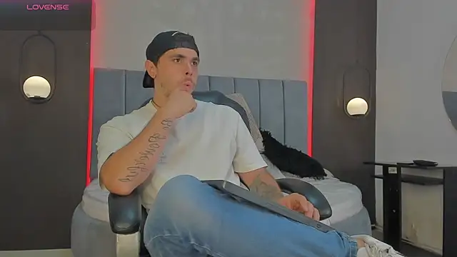 Liam walk  online show from March 20, 2026, 10:44 pm