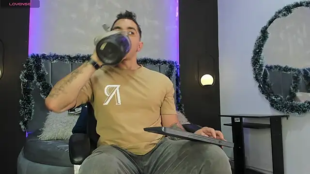 Snapshot of Liam_walk_ chatting on November 23, 2025, 10:53 pm Liam walk online show from November 23, 2025, 10:53 pm