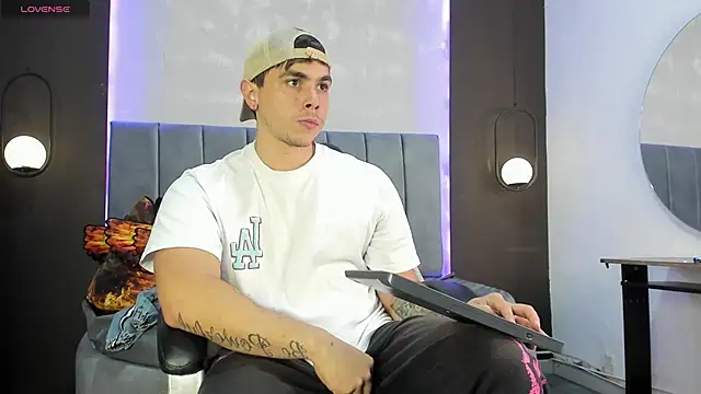 Snapshot of Liam_walk_ chatting on October 28, 2025, 11:03 pm Liam walk online show from October 28, 2025, 11:03 pm