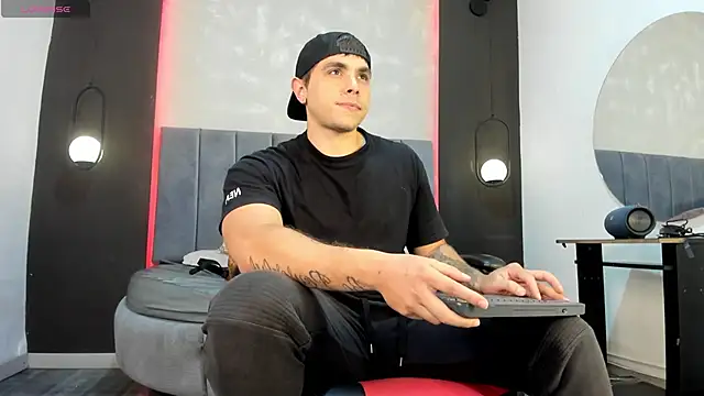 Snapshot of Liam_walk_ chatting on September 19, 2025, 10:47 pm Liam walk online show from September 19, 2025, 10:47 pm