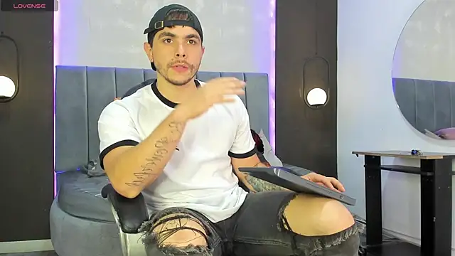 Snapshot of Liam_walk_ chatting on November 11, 2025, 8:25 pm Liam walk online show from November 11, 2025, 8:25 pm