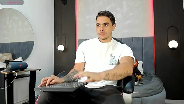 Snapshot of Liam_walk_ chatting on October 10, 2025, 10:32 pm Liam walk online show from October 10, 2025, 10:32 pm