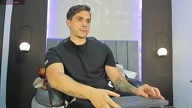 Snapshot of Liam_walk_ chatting on October 20, 2025, 9:04 pm Liam walk online show from October 20, 2025, 9:04 pm