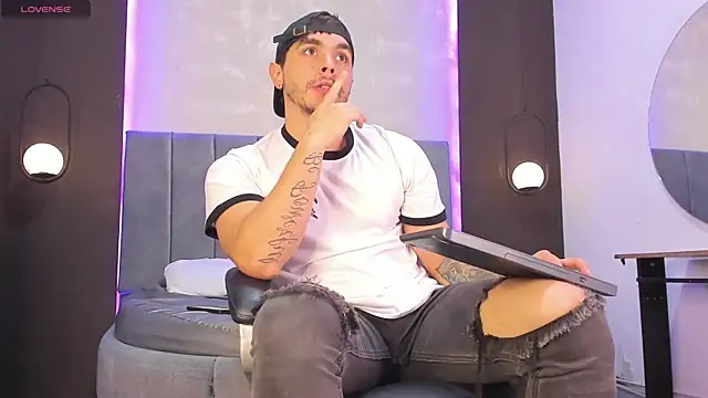 Snapshot of Liam_walk_ chatting on November 10, 2025, 8:03 pm Liam walk online show from November 10, 2025, 8:03 pm