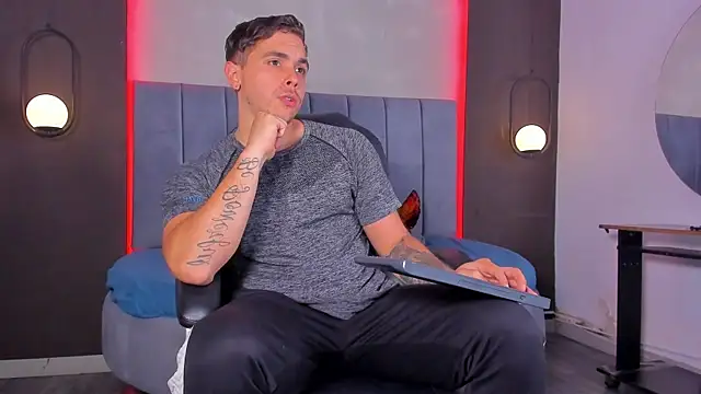 Liam walk  online show from April 17, 2026, 10:23 pm