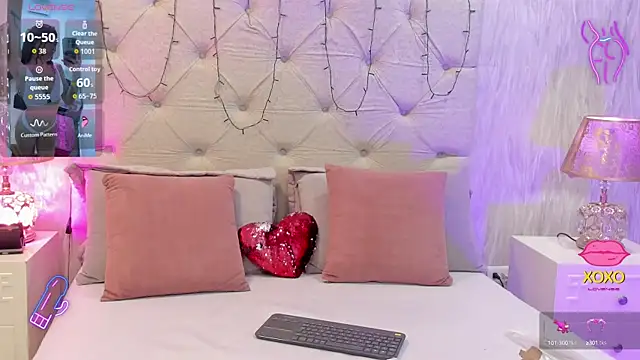 Snapshot of Pamelamiler__ chatting on October 1, 2025, 1:37 pm Pamelamiler online show from October 1, 2025, 1:37 pm