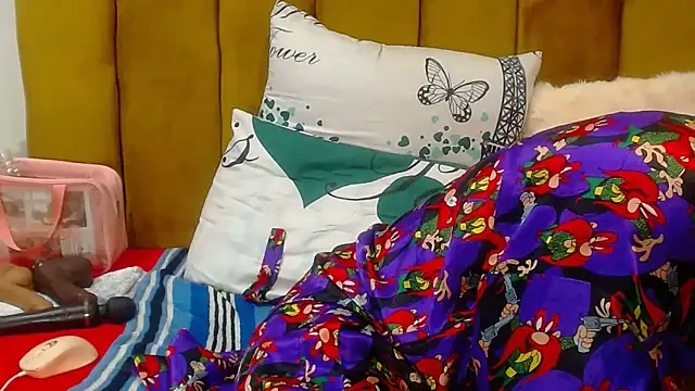 RoundaAssx22 online show from April 16, 2026, 9:39 pm