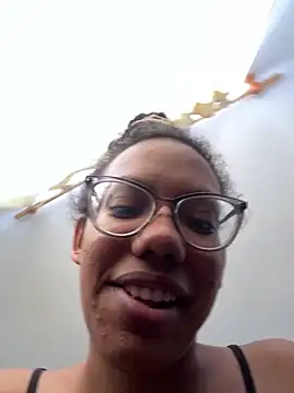 Snapshot of Valen1800 chatting on December 14, 2025, 2:11 pm Valen1800 online show from December 14, 2025, 2:11 pm