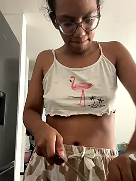 Snapshot of Valen1800 chatting on November 5, 2025, 4:43 pm Valen1800 online show from November 5, 2025, 4:43 pm