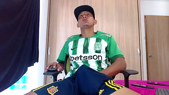 Snapshot of skinny23cm chatting on January 31, 2025, 2:28 pm skinny23cm online show from January 31, 2025, 2:28 pm