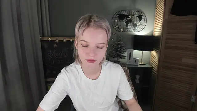 Snapshot of Madelaineses chatting on January 7, 2026, 8:52 am Madelaineses online show from January 7, 2026, 8:52 am