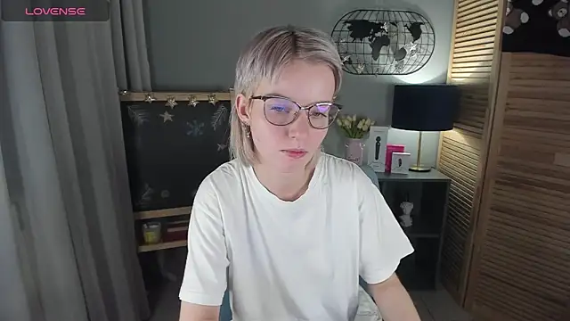 Snapshot of Madelaineses chatting on January 13, 2026, 9:35 am Madelaineses online show from January 13, 2026, 9:35 am