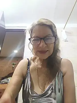 Snapshot of MaryeLunna chatting on July 3, 2026, 11:06 am MaryeLunna online show from July 3, 2026, 11:06 am