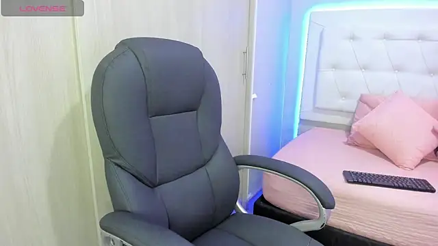 Snapshot of andrea__hills chatting on October 7, 2025, 6:53 pm andrea hills online show from October 7, 2025, 6:53 pm