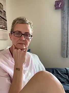 Curvy-Jinx online show from November 17, 2025, 9:24 am