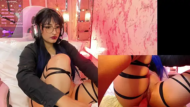 AriaNova  online show from December 3, 2025, 1:43 pm