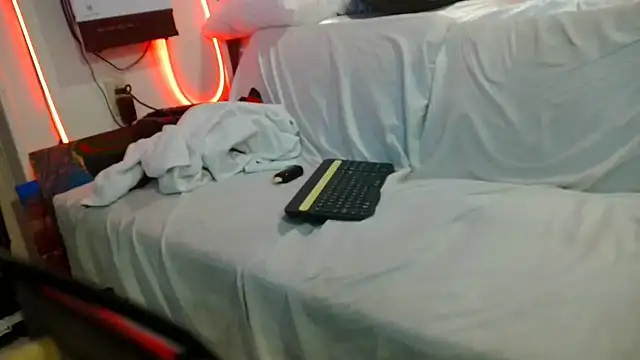 Luv2SuckBWC92 online show from November 15, 2025, 11:42 pm