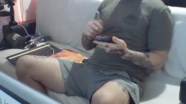 Luv2SuckBWC92 online show from September 15, 2025, 1:50 am