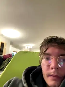 Snapshot of Hungboxer69 chatting on November 15, 2025, 5:22 am Hungboxer69 online show from November 15, 2025, 5:22 am