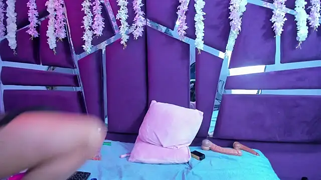 Snapshot of Miaa_Davis_ chatting on October 31, 2025, 2:57 pm Miaa Davis online show from October 31, 2025, 2:57 pm