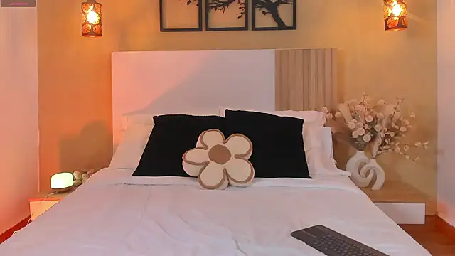 Snapshot of Camila_Bustamante chatting on October 10, 2025, 3:24 pm Camila Bustamante online show from October 10, 2025, 3:24 pm