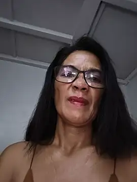 Snapshot of ImYourWoman_55 chatting on May 20, 2026, 9:23 pm ImYourWoman 55 online show from May 20, 2026, 9:23 pm