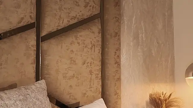 scarlethlux online show from December 16, 2025, 6:17 am