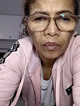 Snapshot of Merybeks chatting on December 15, 2025, 10:43 am Merybeks online show from December 15, 2025, 10:43 am