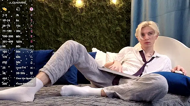 fiachand online show from November 21, 2025, 9:14 pm