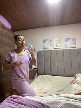 Snapshot of juliana-mancini chatting on November 19, 2025, 5:02 pm juliana-mancini online show from November 19, 2025, 5:02 pm