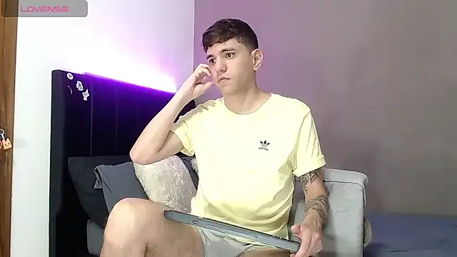 Matteo12  online show from April 12, 2026, 3:43 am