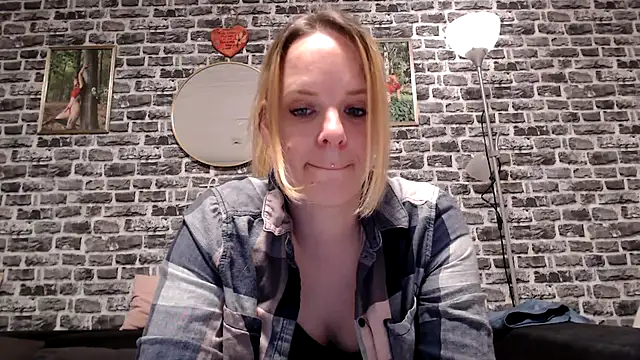 SexyMilf 37 online show from April 18, 2026, 8:42 pm