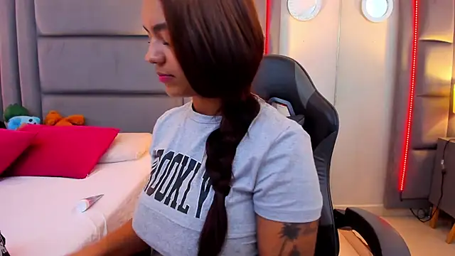 GabyMoreau online show from December 18, 2025, 8:12 pm