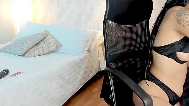 Snapshot of Emilly_Beaumont chatting on October 10, 2025, 12:17 pm Emilly Beaumont online show from October 10, 2025, 12:17 pm