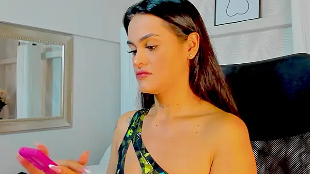 Snapshot of Emilly_Beaumont chatting on October 6, 2025, 1:45 pm Emilly Beaumont online show from October 6, 2025, 1:45 pm