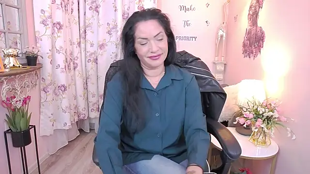 Snapshot of MyLovOne chatting on November 17, 2025, 10:52 am MyLovOne online show from November 17, 2025, 10:52 am