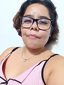 Snapshot of saenz_eymi chatting on December 17, 2025, 3:11 am saenz eymi online show from December 17, 2025, 3:11 am