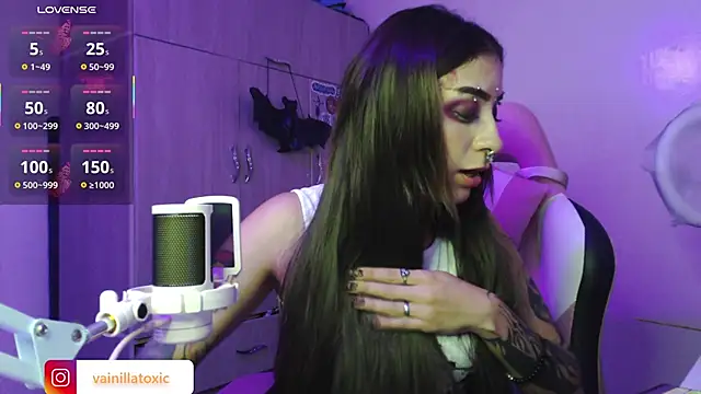 vainilla doll online show from December 2, 2025, 11:28 pm