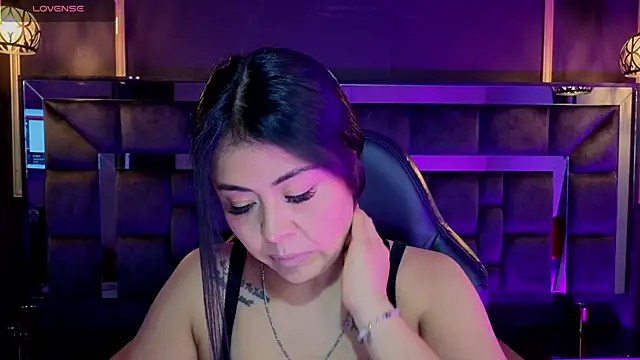 Aniajoness  online show from November 15, 2025, 4:05 am