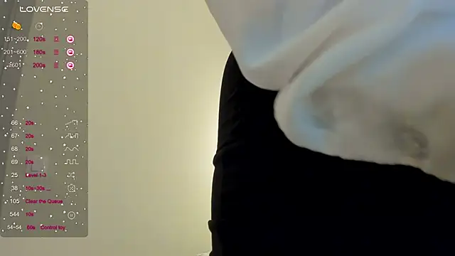 MikaBloom online show from April 6, 2026, 4:46 am