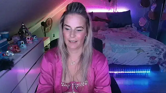 Mrs-Aurora online show from May 16, 2026, 7:02 pm