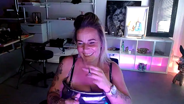 Mrs-Aurora online show from October 17, 2025, 2:41 pm