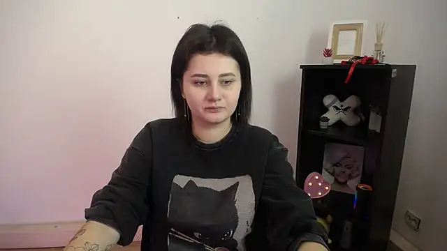 Katrin kiss  online show from November 16, 2025, 1:27 pm